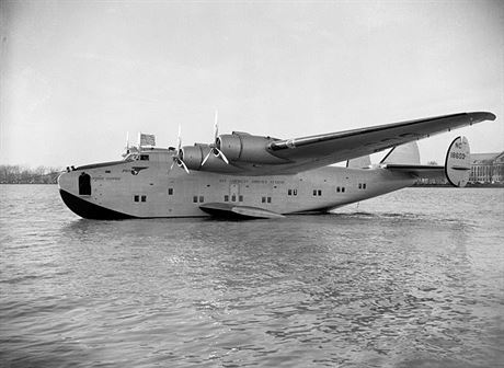 Letoun Boeing 314 s názvem Yankee Clipper. Práv tento letoun zahájil...