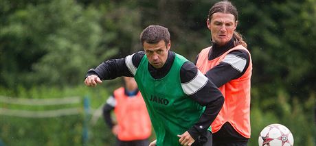 Marek Kuli (vlevo) a Adrian Rolko na tréninku hradeckých fotbalist ped novou...