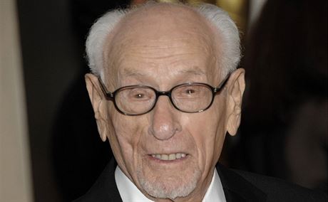 Eli Wallach na pedávání estných Oscar v roce 2010.