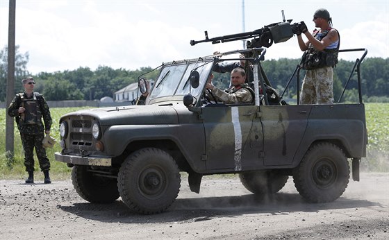 Ukrajintí vojáci hlídkují u vesnice Dovgenke v Doncké oblasti (24. ervna...