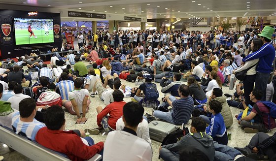 UVOLNNÁ ATMOSFÉRA. Stovky turist sledují na letiti v Belo Horizonte zápas...