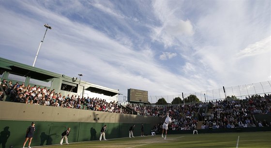 PODN POD ZATAENOU OBLOHOU. Servruje Tom Berdych.