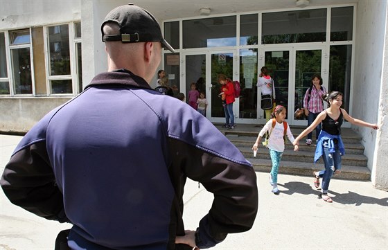 Asistent prevence kriminality u vchodu do základní koly na dínském sídliti...