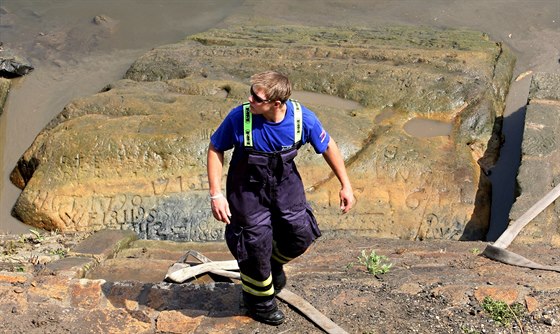 Dobrovolní hasiči očistili Hladový kámen v Děčíně od nánosů. (27. června 2014)