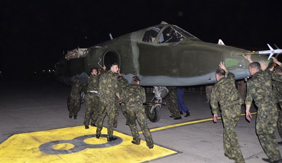 Rutí vojáci vykládají ruský letoun Su-25 na irácké vojenské základn Muthanna...