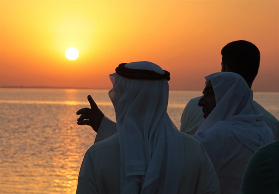 Bahrajnci vyhlíí západ slunce a ekají na zahájení svatého msíce ramadánu...