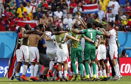 U je to dokonáno. Fotbalisté Kostariky oslavují senzaní postup do osmifinále...