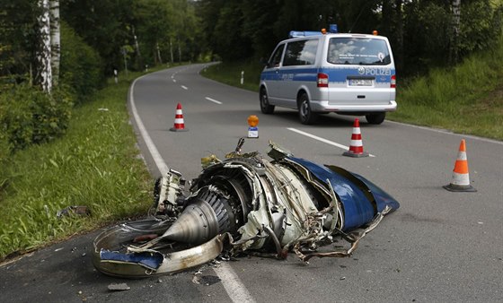 Trosky dopravního letouny se rozletly do okolí (23. ervna)