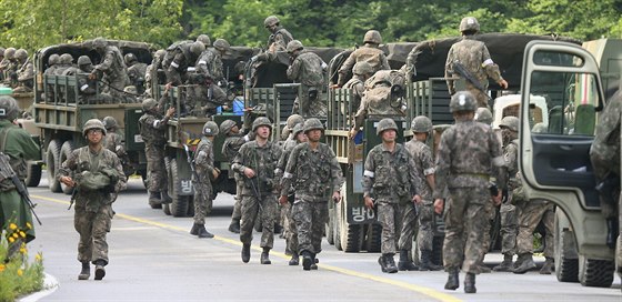 Jihokorejtí vojáci pátrají po vojákovi na útku, který zastelil pt svých...