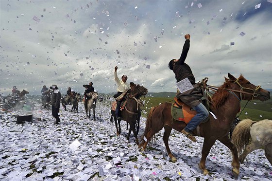 ZA DOBROU ÚRODU. Tibeťané se na koňských hřbetech v provincii Sečuán scházejí...