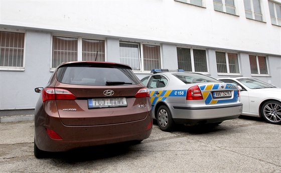 Policie zasahuje kvůli zakázce Nemocnice Na Homolce, na snímku jsou kriminalisté v sídle firmy Bialešová s.r.o. v Praze 4, která nemocnici vede účetnictví.