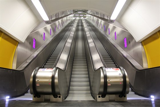 Reklamní panely podél eskalatorů v metru