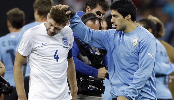 Urguayský útoník Luis Suárez (vpravo) a anglický kapitán Steven Gerrard po...