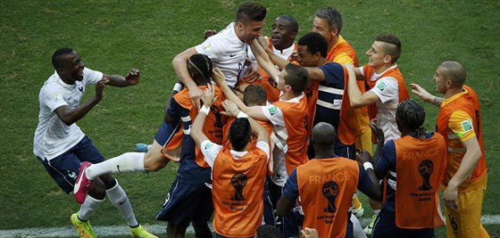 Francouzský útoník Olivier Giroud skáe mezi náhradníky, aby s nimi oslavil...