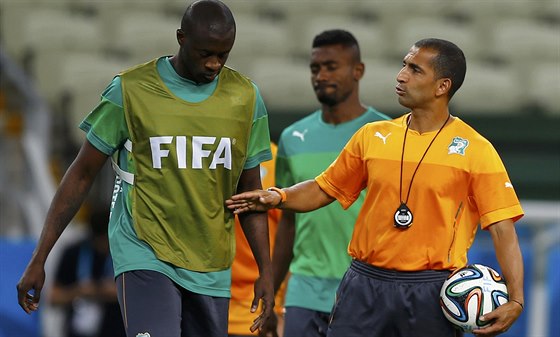 Yaya Touré (vlevo) bhem tréninku na mistrovství svta poslouchá koue Sabri...