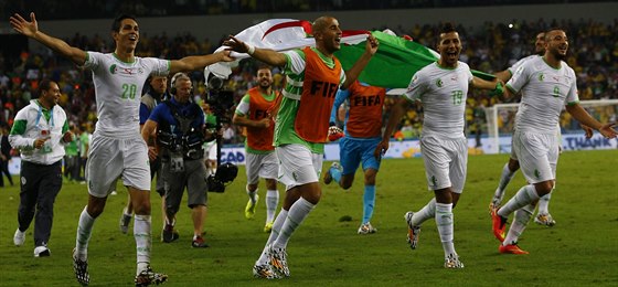 Fotbalisté Alžírska oslavují postup do osmifinále mistrovství světa.