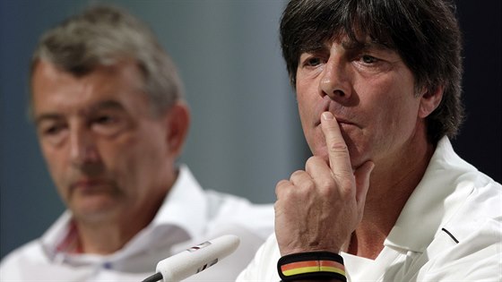 Zachmuemý nmecký trenér Joachim Löw na tiskové konferenci Santo Andre poté,...