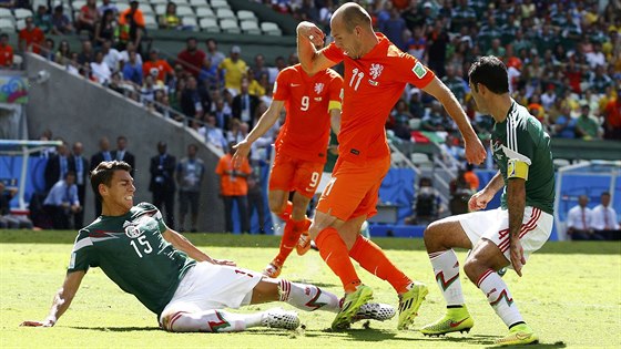 Mexick obrnce Moreno (vlevo) fauluje nizozemskho tonka Arjena Robbena,...