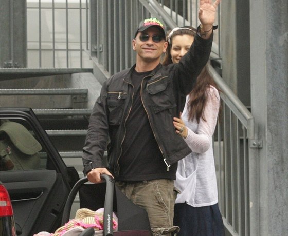 Eros Ramazzotti si odvezl z porodnice svou druhou dceru (2011)