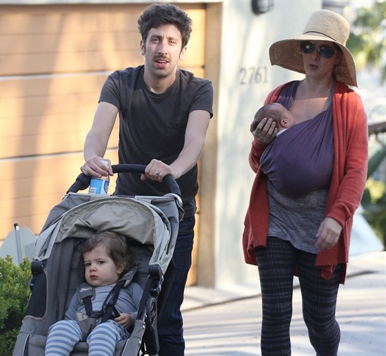 Simon Helberg s manelkou a dvma dtmi