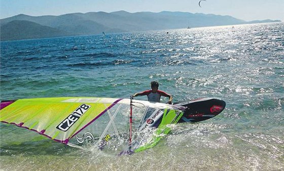Michael Kvanovský se v lét vnuje windsurfingu a v zim jezdí skikros.