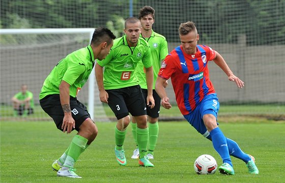 Stanislav Tecl z Plzn se pokouí proniknout obranou Mostu. 