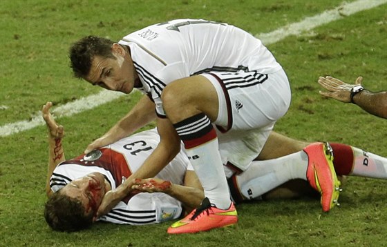 Nmecký útoník Miroslav Klose se sklání ke svému spoluhrái Thomasi Müllerovi,...