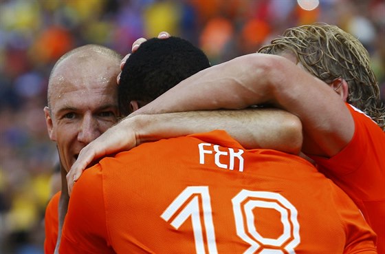 Nizozemtí fotbalisté se radují ze vsteleného gólu.