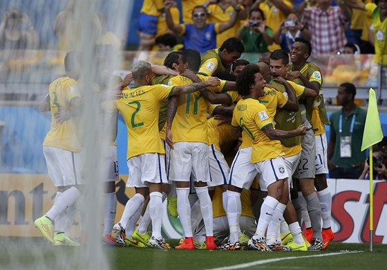 Braziltí fotbalisté se radují ze vsteleného gólu.