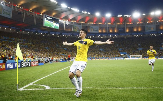Kolumbijský záloník James Rodriguez se raduje ze vsteleného gólu v osmifinále...