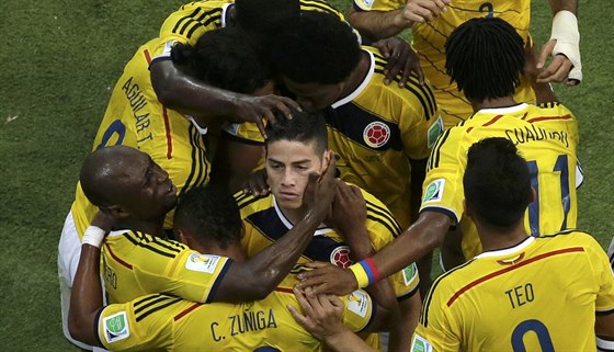 Kolumbijtí fotbalisté se radují z gólu v osmifinále mistrovství svta.