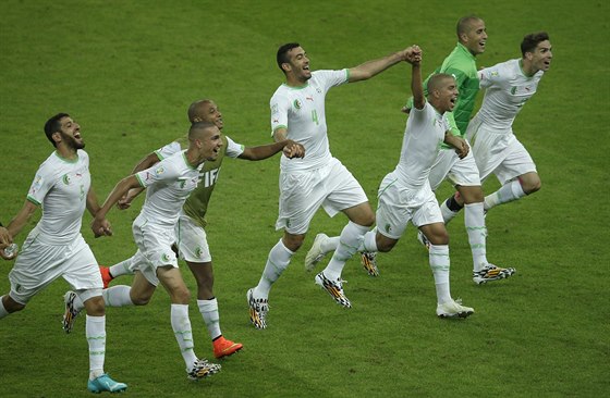 PRVNÍ BODY. Fotbalisté Alžírska slaví výhru nad Jižní Koreou, díky níž výrazně...
