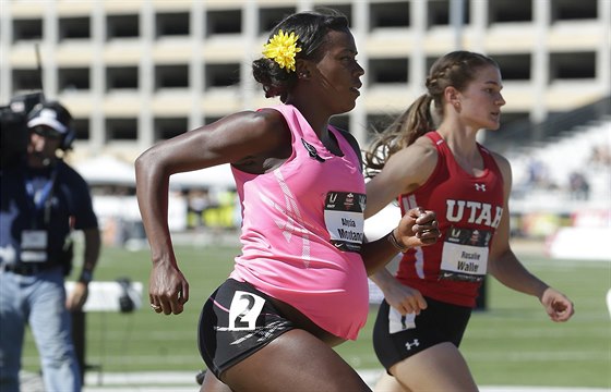 Americká běžkyně Alysia Montaňová (vlevo) absolovovala na národním šampionátu v červnu 2014 závod na 800 metrů ve 34. týdnu těhotenství.