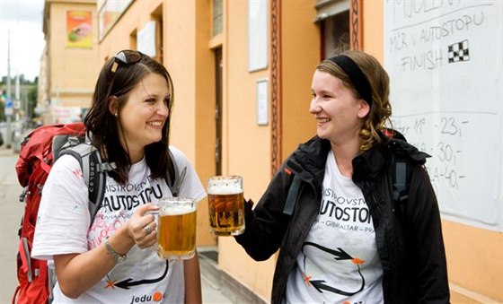 Vítzky mistrovství R v autostopu Veronika s Albtou v Praze.