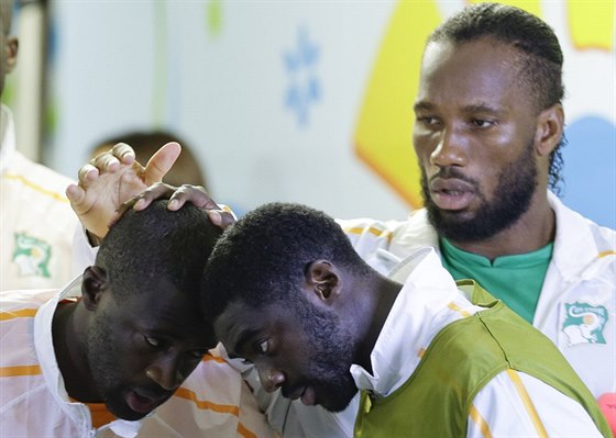 Yaya Touré, Kolo Touré a Didier Drogba (zleva) z Pobeí slonoviny ped zápasem...