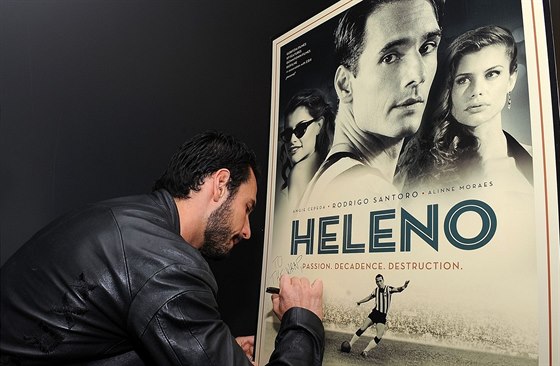 Brazilský herec Rodrigo Santoro podepisuje plakát ivotopisného snímku Heleno,