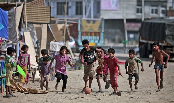 Malí fotbalisté a fotbalistky ve slumu indického Dammú.