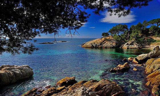 Skalnaté pobeí Costa Brava