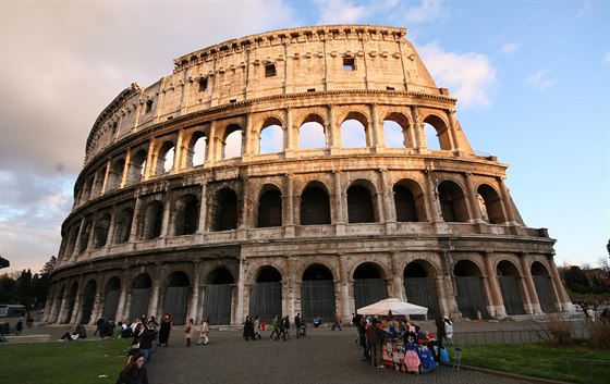 Koloseum patí mezi nejzachovalejí památky antického íma. Z jedné strany...