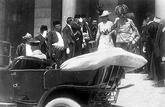 Arcivévoda František Ferdinand nastupuje s manželkou Žofií Chotkovou do auta, v...