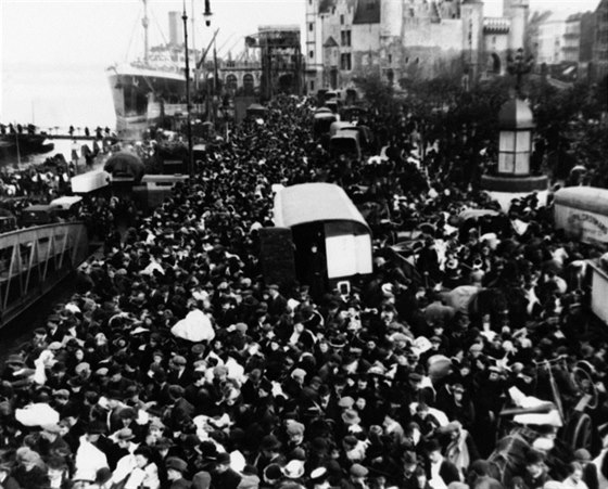 Prchající lidé před válkou v přístavu v belgických Antverpách. 