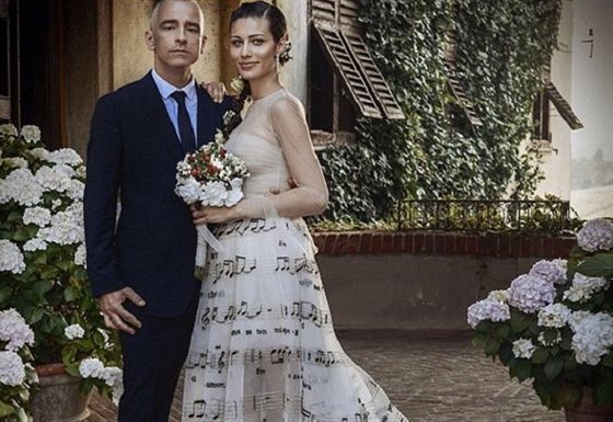 Eros Ramazzotti a Marica Pellegrinelliová se vzali v Miláně. Oblékl je módní...