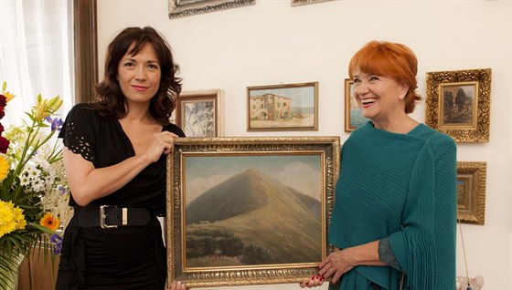 Tereza Kostková a Carmen Mayerová s obrazy Charlese Mayera