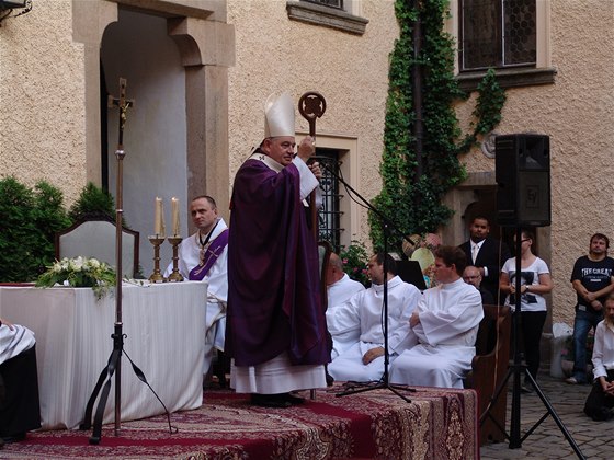 Kardinál Dominik Duka v sobotu na Konopiti celebroval záduní mi za