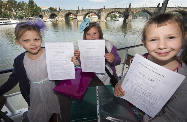 Žáci prvních tříd ZŠ Londýnská v Praze dostali  vysvědčení na palubě výletní...
