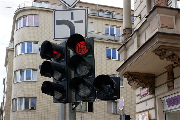 V Praze ročně přibývá dvacet semaforů. Město jich plánuje sedm stovek -  iDNES.cz