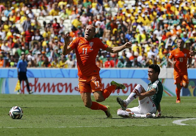 Nizozemský úto�ník Arjen Robben padá po souboji  mexického obránce Hectora...