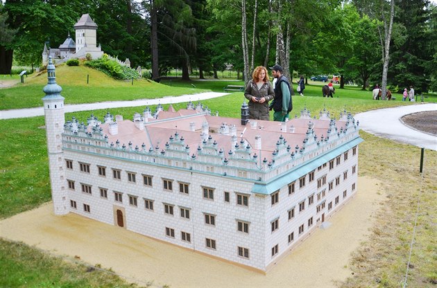 Park Boheminium v Mariánských Lázních si nadlil k narozeninám model zámku...