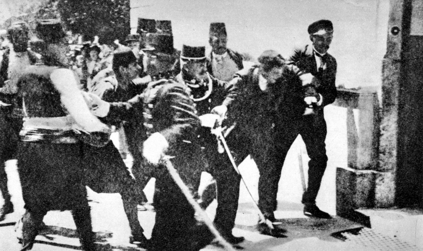 Takto zadr�ely bezpe�nostní slo�ky krátce po atentátu st�elce Gavrila Principa. Jeho dv�ma ob�tem v�ak u� nebylo pomoci.