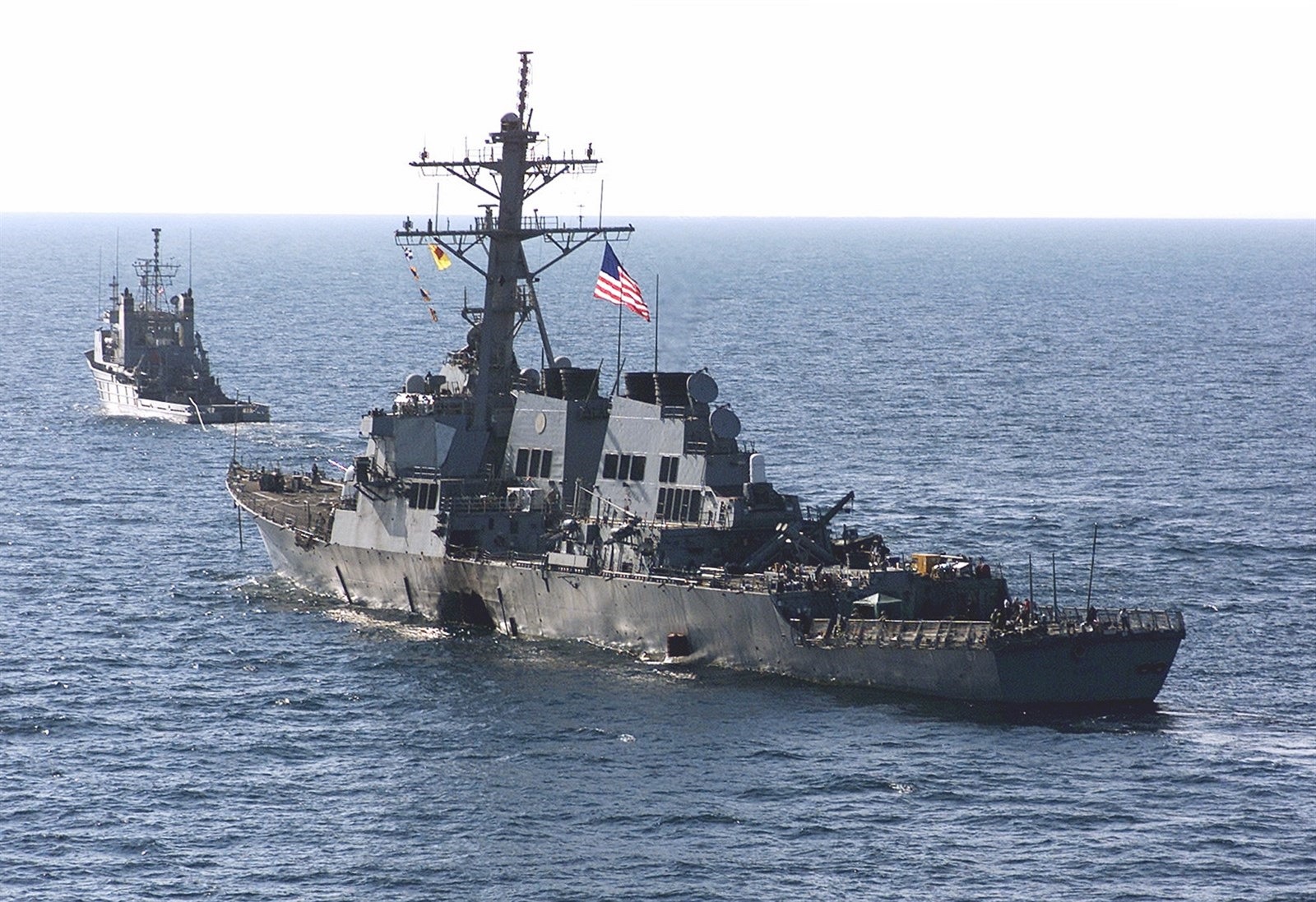 Torpédoborec USS Cole po�kozený výbu�ným �lunem.